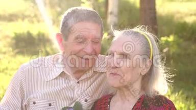 阳光公园里<strong>年迈</strong>的祖父母的肖像。